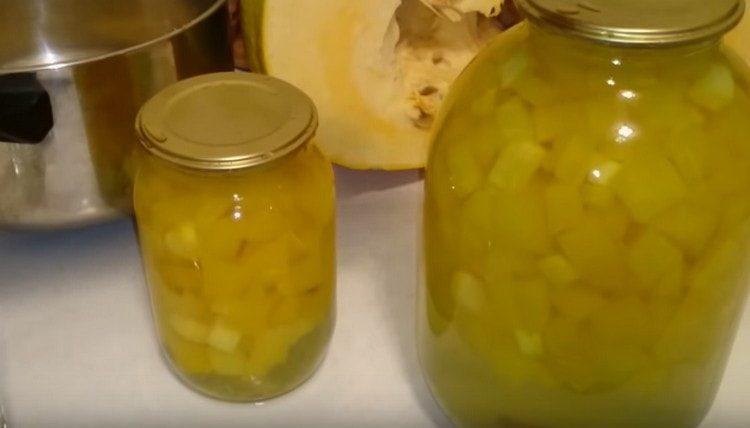 We roll the pumpkin compote and let it cool.