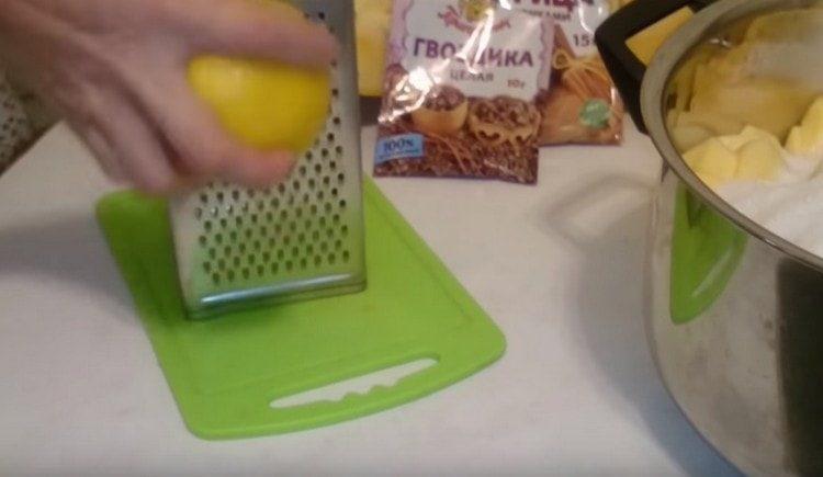 On a fine grater rub the zest of lemon.