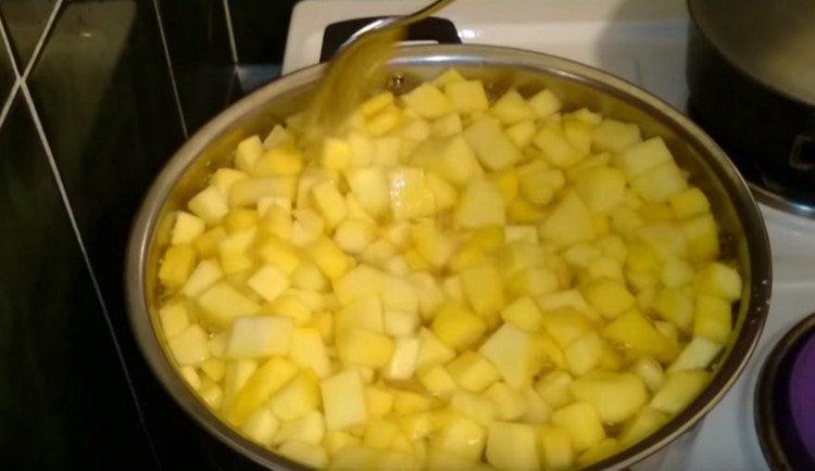 Add water and put the compote on the stove.