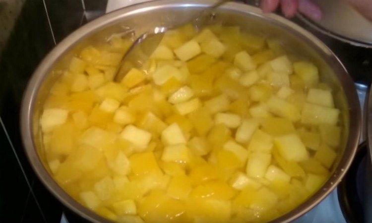 After boiling, cook the compote for half an hour.