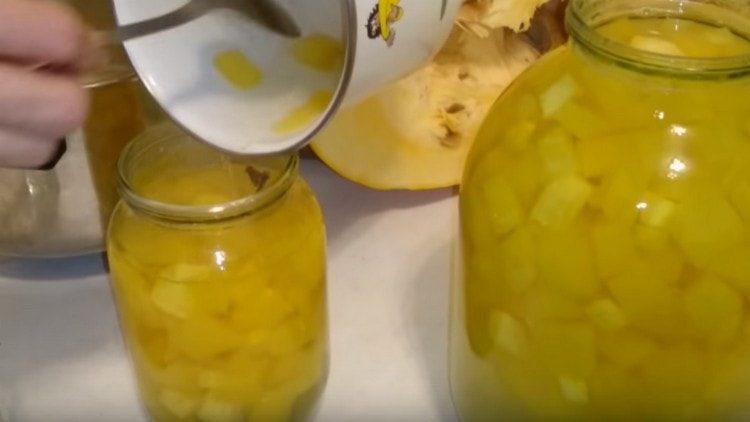 Pour the compote into sterilized jars, adding cinnamon or cloves as you wish.