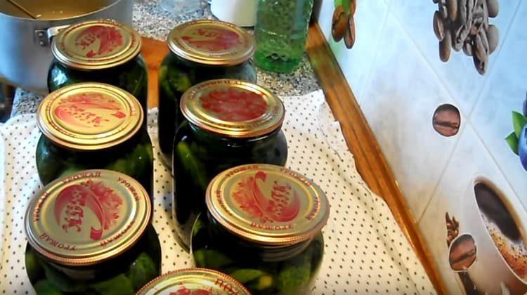 Drain the water, fill the banks again with boiling water and leave to cool.