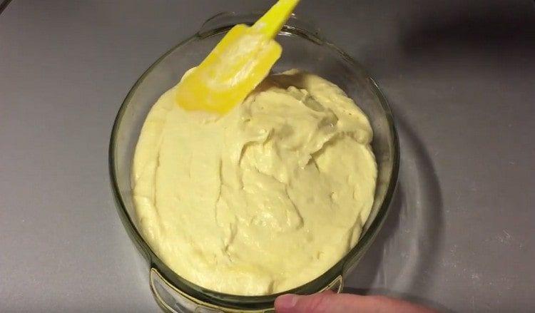 We spread the dough in a greased form.