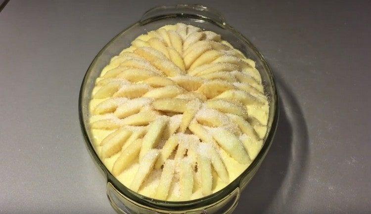 Sprinkle apples with sugar.