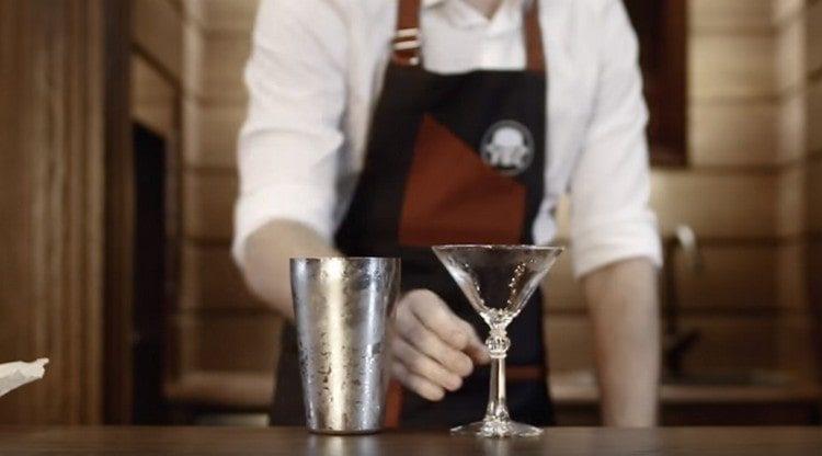 Remove ice from the glass for serving the drink.