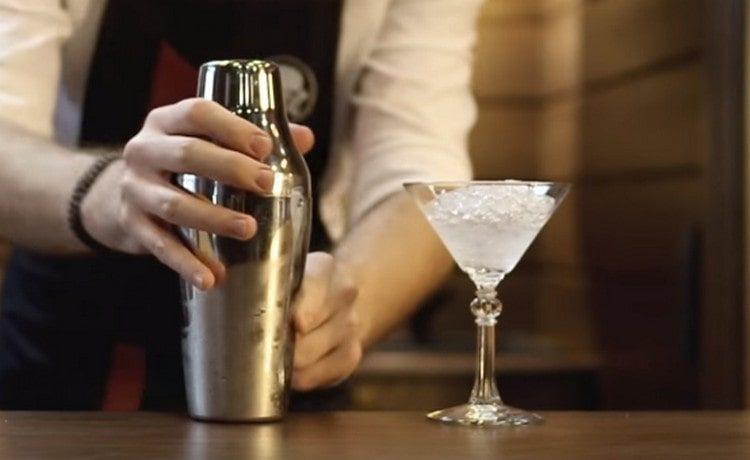 Drain melt water from the glass of the shaker, pour the contents of the shaker into the glass and beat.