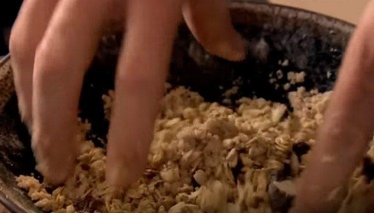 Add muesli to the resulting crumb.