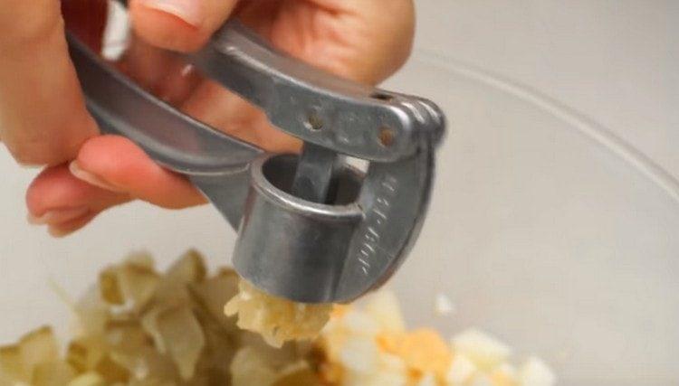 Squeeze the garlic into the filling.