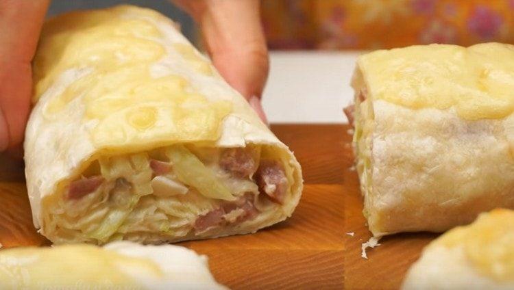 Sprinkle pita bread with cheese and bake in the oven, and then cut into portions.