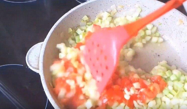 Add tomatoes and garlic to vegetables, mix.