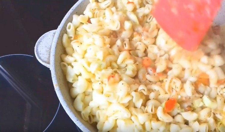 At the end of cooking, spread the pasta to the vegetables.