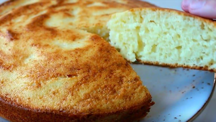 Delicate mannik on sour cream is ready.