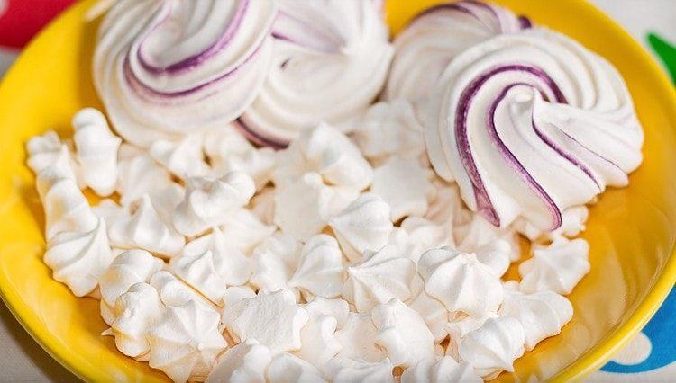 Meringue does not need to be stored, it is advisable to use it immediately.