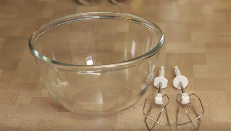 A bowl for whipping proteins grease with lemon juice.