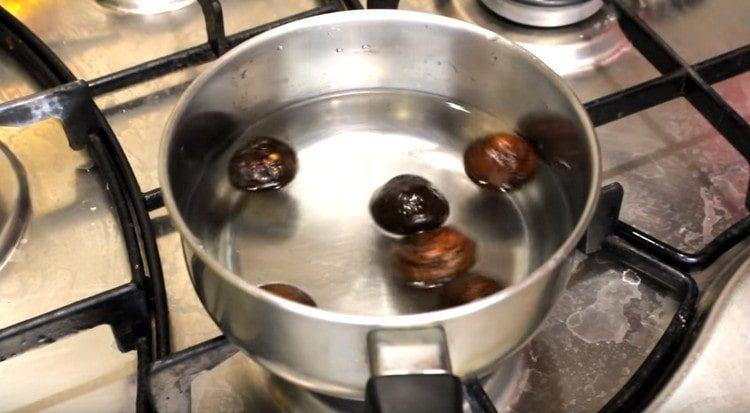 We put shiitake mushrooms to cook.