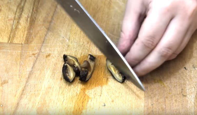 Cut boiled mushrooms.