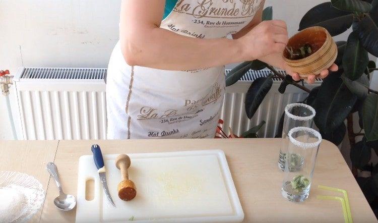 We divide the resulting mass equally and put them in glasses.