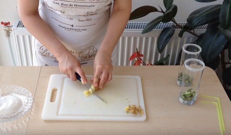 Cut the ginger root into thin circles.