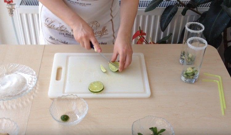 Cut the lime into small pieces.