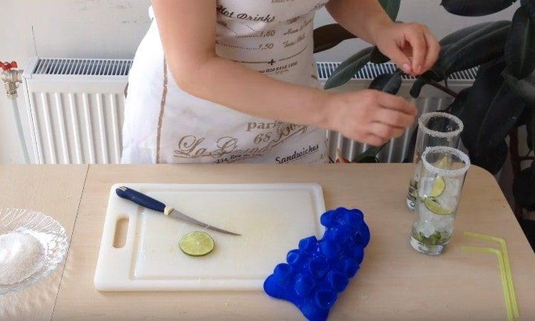 Put ice and sliced lime in glasses