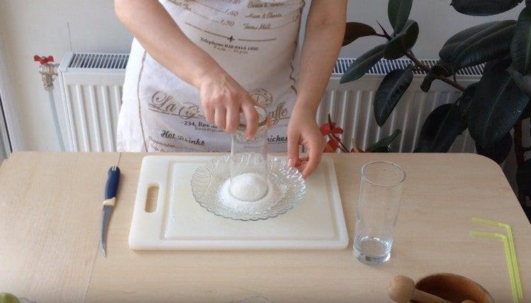 Dip the edges of the glass in sugar.