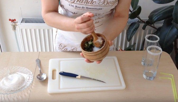 Add sugar and grind well again.