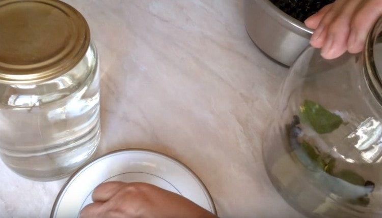 We put cloves, cherry leaves in a clean jar.