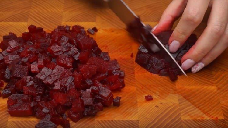 Cut the boiled beets into a small cube.