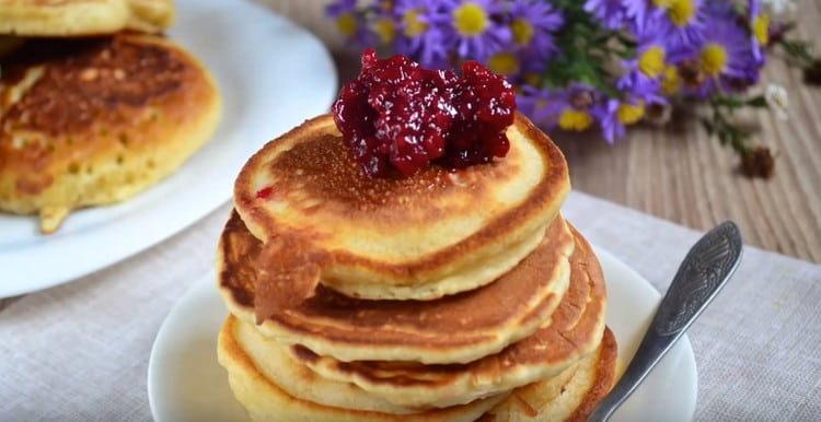 Pancakes with milk can be served in honey or jam.