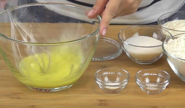 In a bowl, beat the eggs and beat them with a whisk.