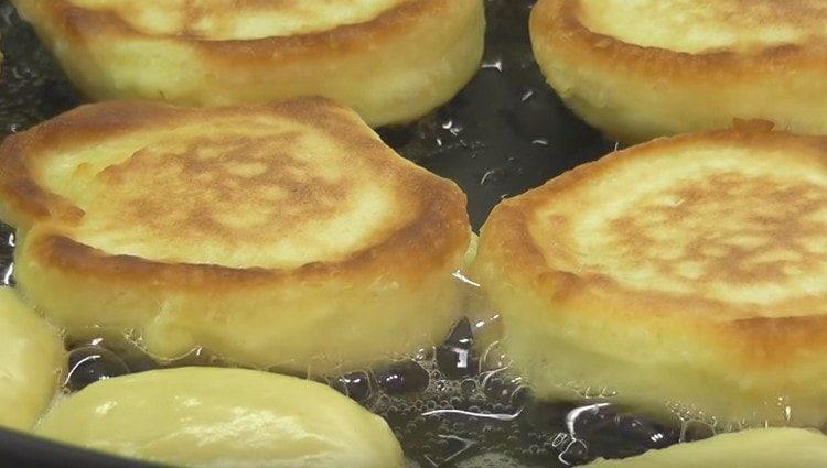 Fry pancakes on both sides.