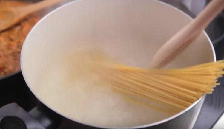 Boil the pasta.