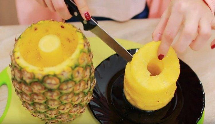 Cut a circle of pineapple and spread in a blender bowl.