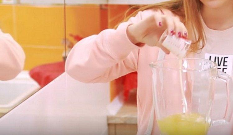 Add cream to the cocktail.