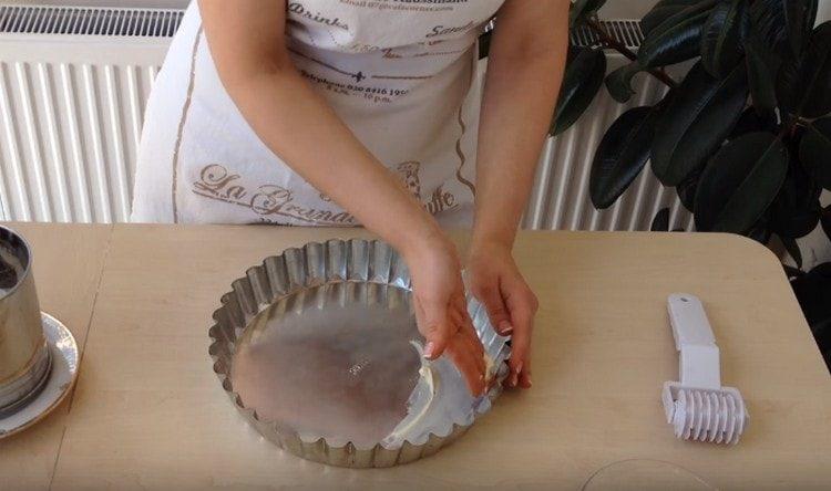 Lubricate the form with butter.