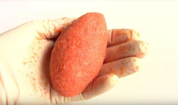 We form a carrot pie.