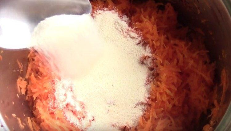 Add semolina to the carrot mass.
