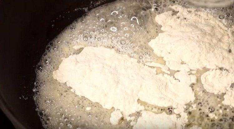 Add flour to the oil and mix it with a whisk.