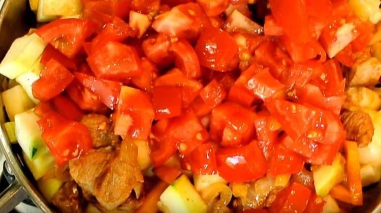 Add the sliced tomatoes to the stew.