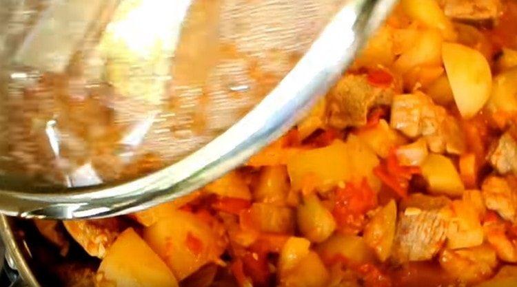 Stew stew for 10 minutes, salt and pepper it.