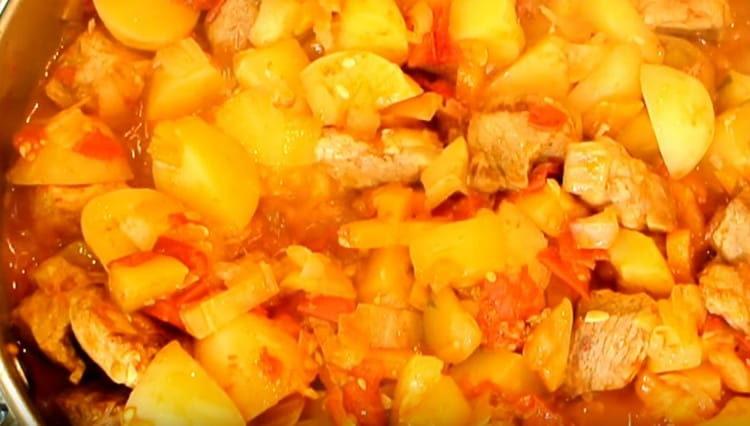 Delicious zucchini stew is ready.