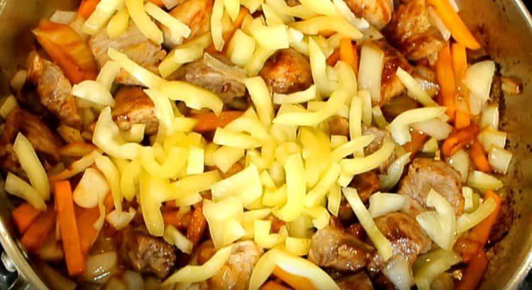 Add sweet pepper to the pan.