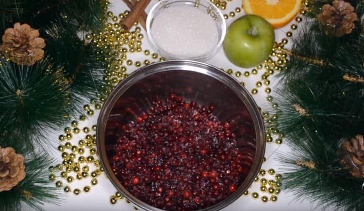 Lingonberry berries and pour into a saucepan.