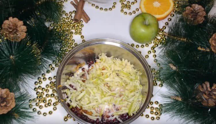 grate the peeled apple and add to the lingonberry.