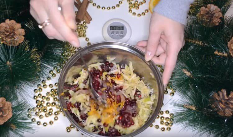 Mix the ingredients of the jam.