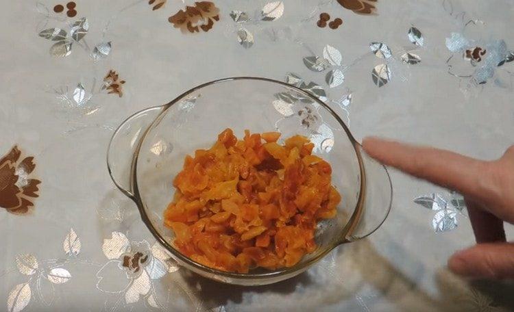 Cut dried apricots steamed with boiling water into pieces.