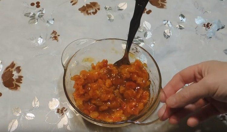 Mix the chicken with jam.