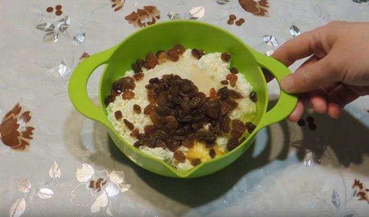 We mix cottage cheese with sugar, egg. add raisins.