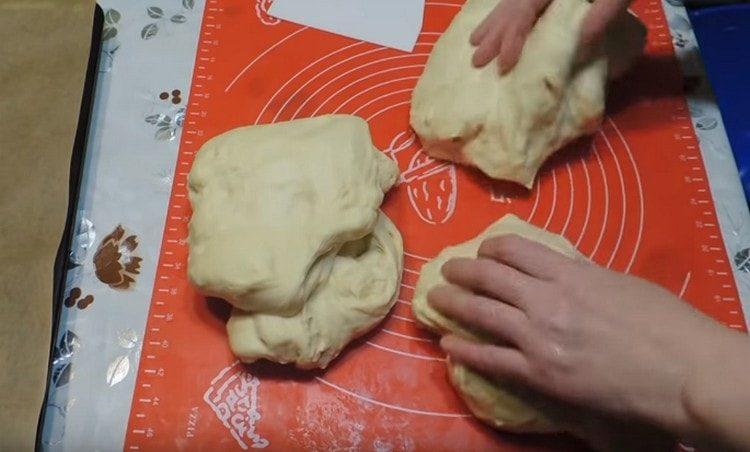 We divide the dough into 3 parts.