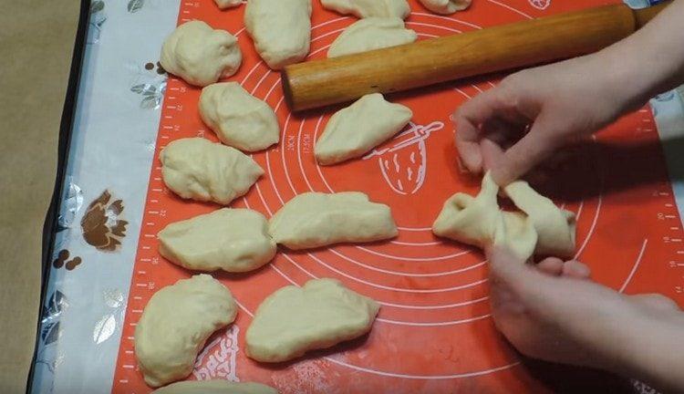 put the stuffing from dried apricots, form a pie.